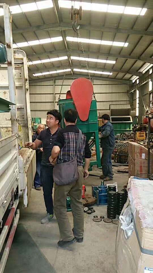 金屬撕碎機出口現場(chǎng)